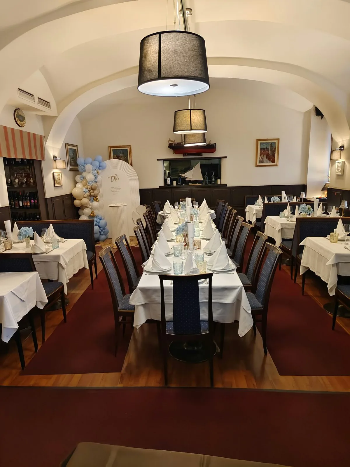 Die Stube des Ragusa mit gedeckten Tischen