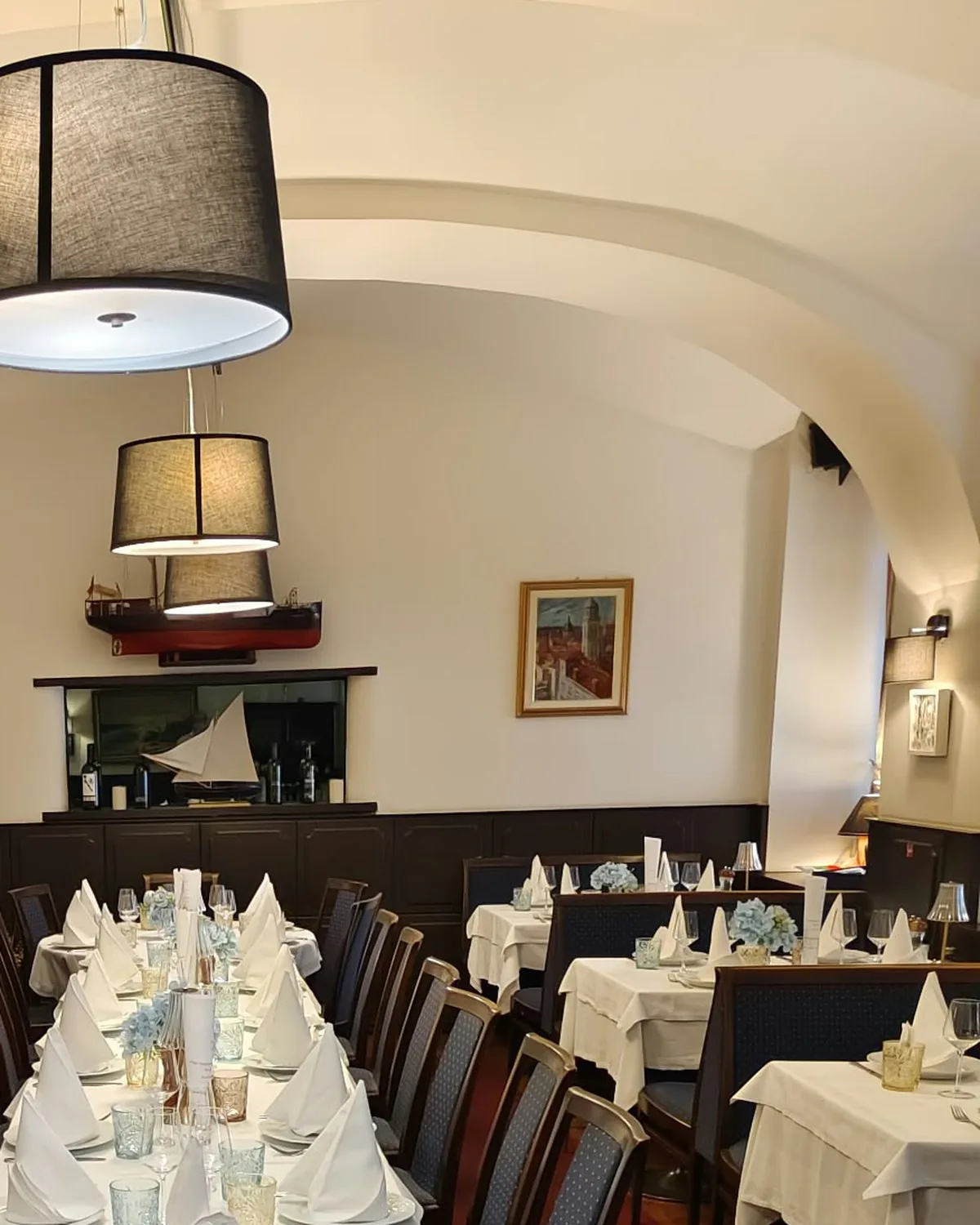 Die Stube des Ristorant Ragusa mit gedeckten Tischen